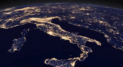 Immagine dell'Italia vista dallo spazio di notte